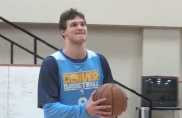 Trick Shot: Danilo Gallinari utilise le panneau pour marquer dans le panier opposé