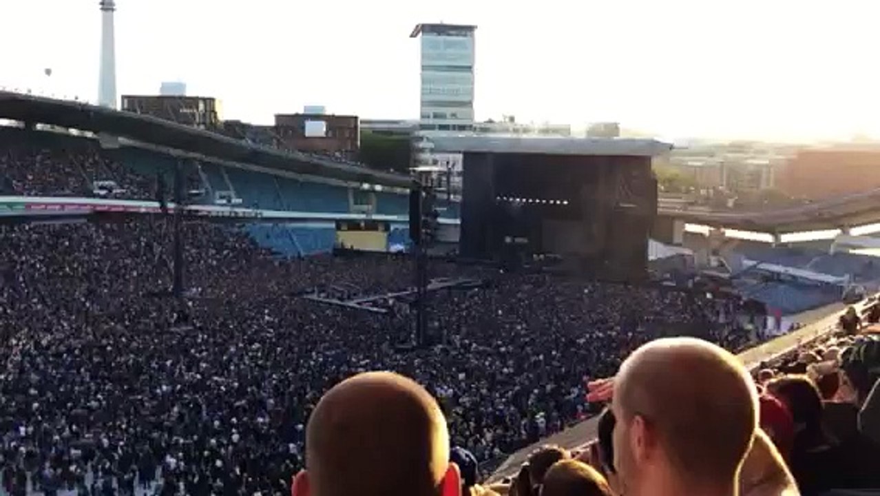 Dave Grohl Broke His Leg During A Concert And Kept Playing, Because He’s A Hero
