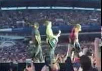 Foo Fighters Frontman Finishes Concert With Broken Leg