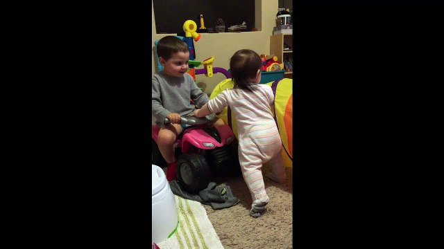 Cet enfant aide sa jeune soeur et l'encourage pour ses premiers pas : adorable!