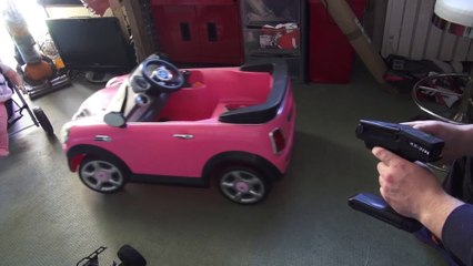 Bricoler la mini cooper jouet de sa fille : plus rapide et télécommandée... Du fun!