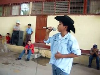 niño canta hermoso