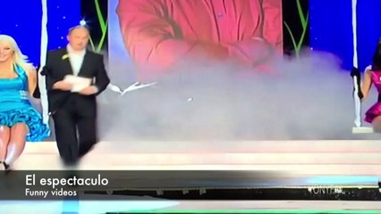 Increible caída del presentador en directo (video de risa)