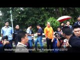 MediaRakyat Newsflash: 2 Arrested Outside Parliament