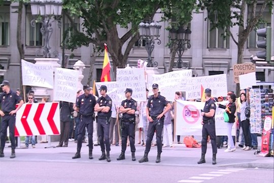 Se concentran contra la toma de posesión de Manuela Carmena