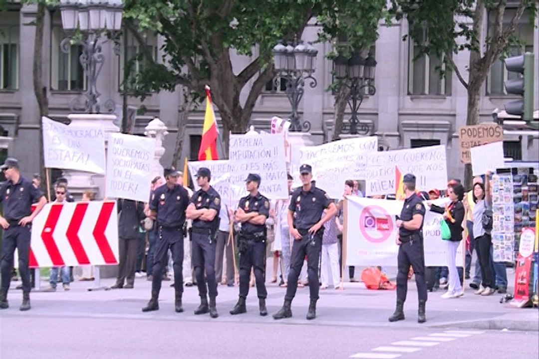 Se concentran contra la toma de posesión de Manuela Carmena