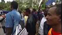 İtalya'dan Fransa'ya geçişine izin verilmeyen Afrikalı göçmenlerden protesto eylemi