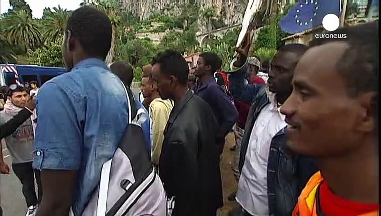 Emergenza migranti: un centinaio bloccati a Ventimiglia manifestano per poter passare il confine