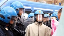 Bologna contesta Renzi alla Festa dell'Unità. Festa blindata e cariche della Polizia
