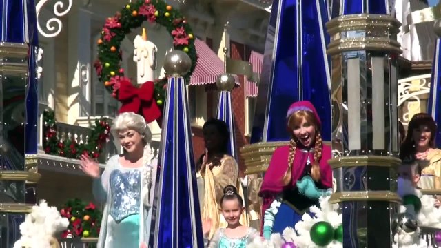 FROZEN Christmas Celebration LIVE PARADE TAPING with Elsa, Anna, Olaf & Kristoff - Walt Disney World