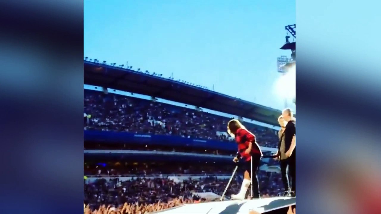 Dave Grohl des Foo Fighters se casse la jambe... et termine le concert dans le plâtre !