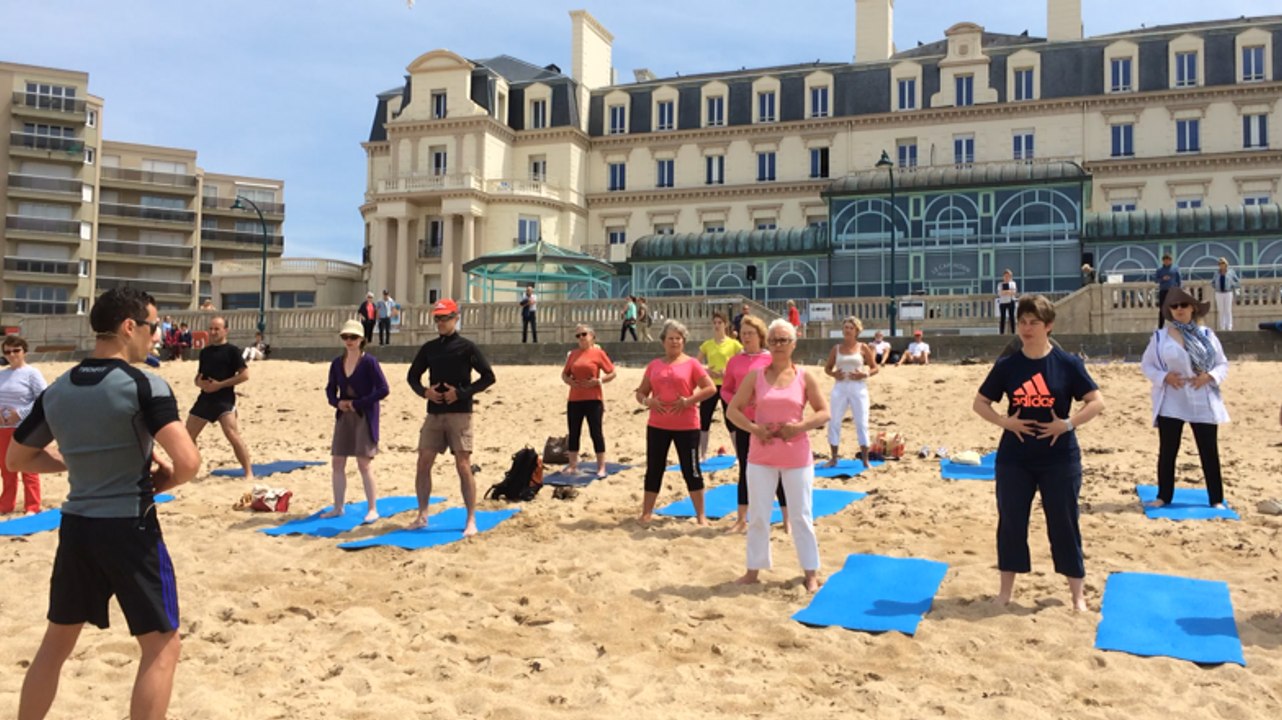 Cours de pilates sur la plage