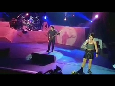 The Cranberries - Go Your Own Way (Live In Paris - 1999)