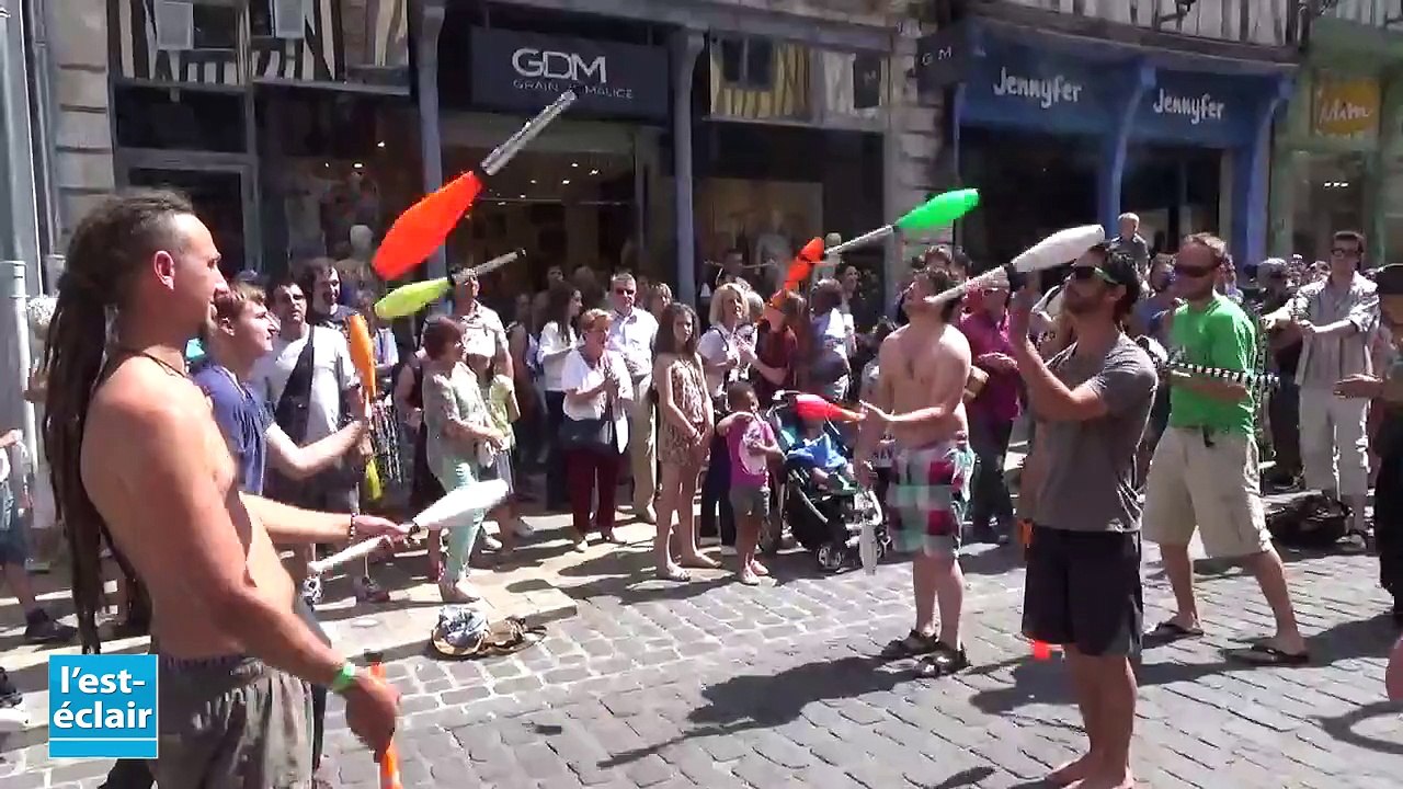 Jonglagogo dans les rues de Troyes