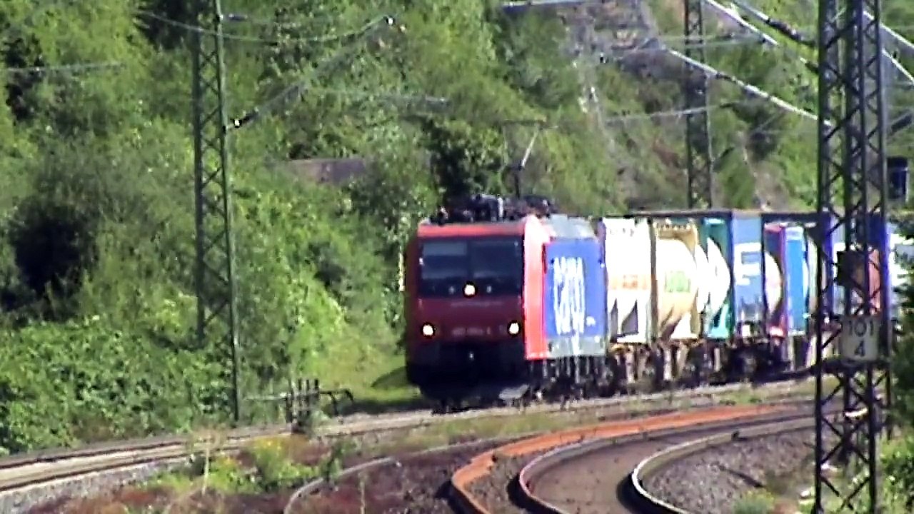 Züge und Schiffe bei Kestert am Rhein, Re482, LTE 185, 145, DB 185, 111, 101, 2x 428, 427