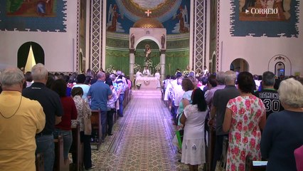 Fiéis celebram o dia de Santo Antônio