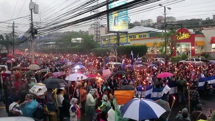 Honduras: Miles exigen renuncia del presidente