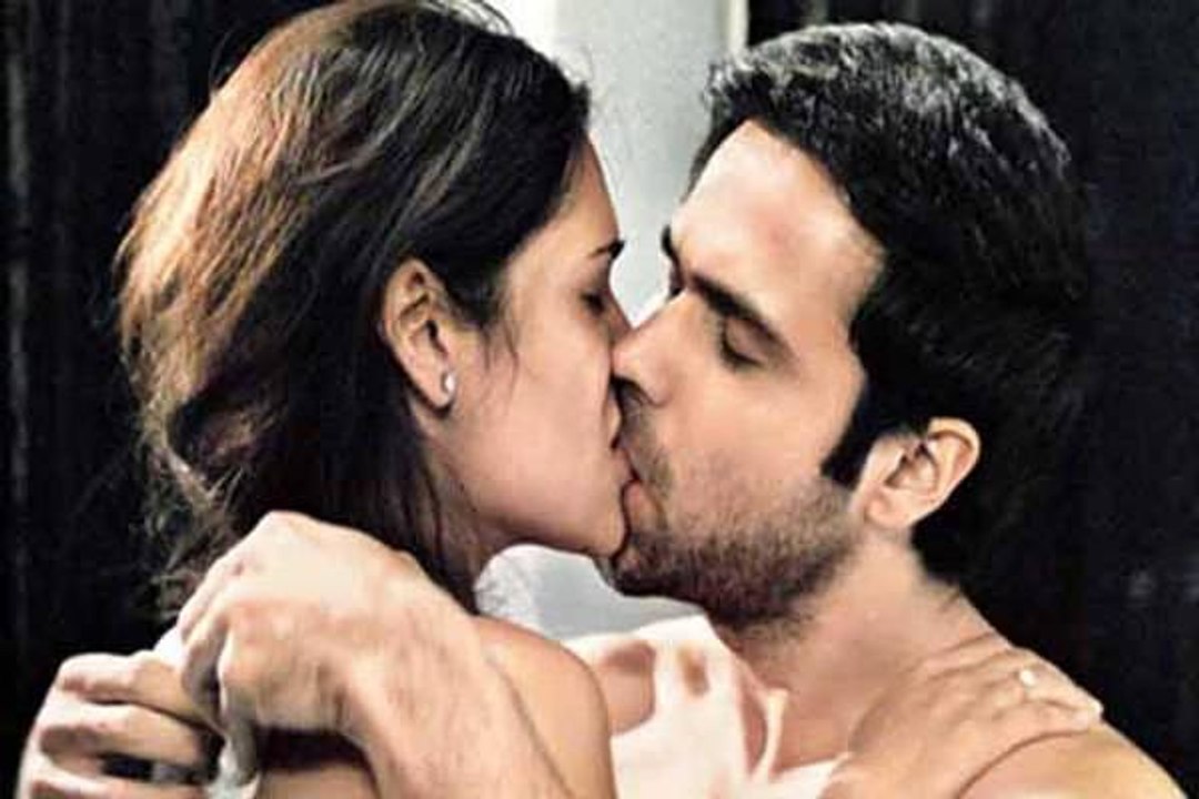 Bollywood Actresses Kissing 2015!