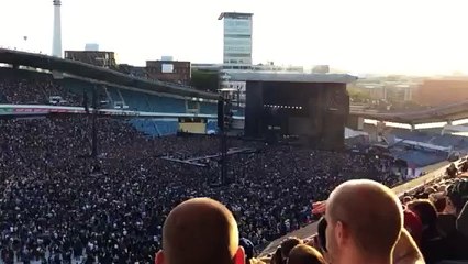 Dave Grohl breaks leg Gothenburg (june 2015)