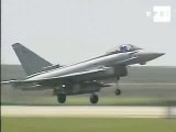Aviones de combate Eurofighter de varios países vuelan juntos