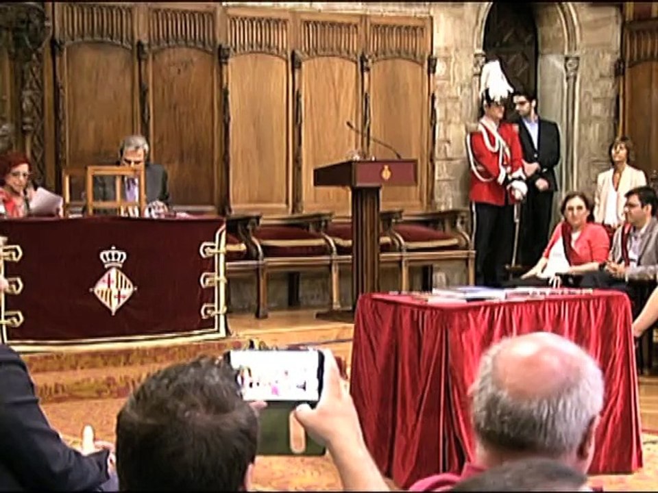 Les "indignés" prennent les mairies de Madrid et Barcelone