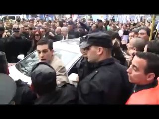 Durante el funeral de Néstor Kirchner, Cristina se bajó del auto para reprender a un policía