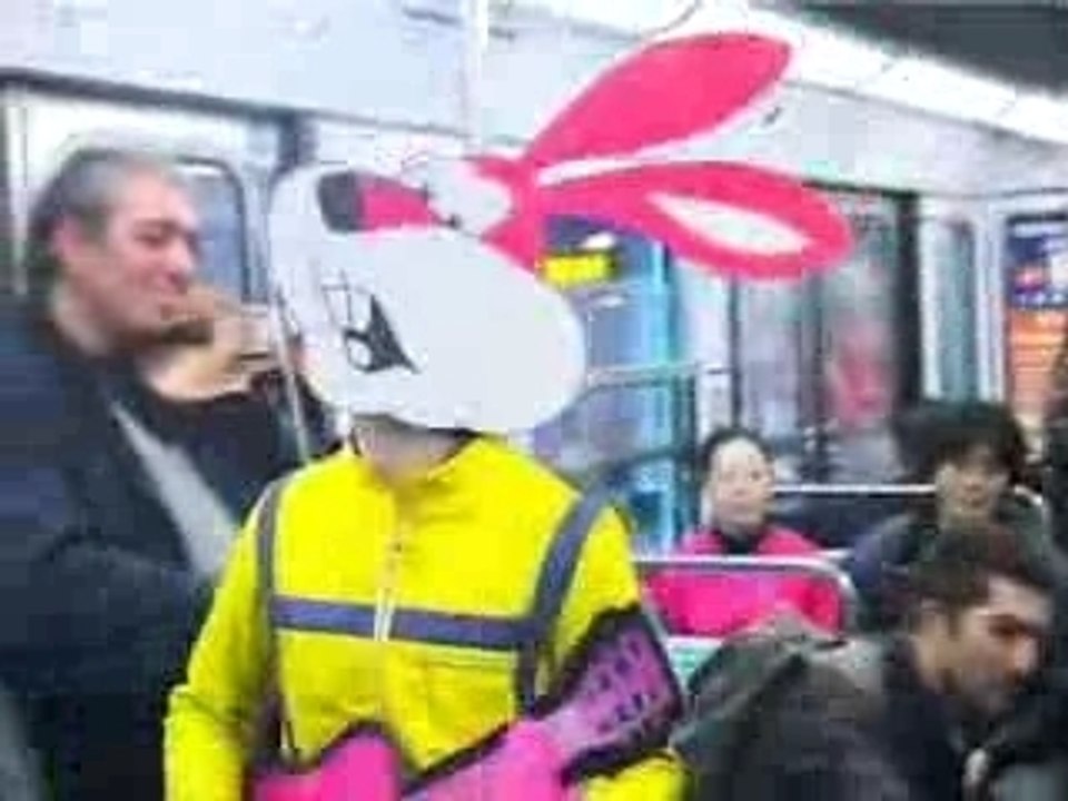 Le lapin fais Nimporte nawak au metro