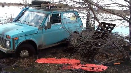 Нива ВАЗ 2121. Застрял в болоте и закипел. Машины по грязи.
