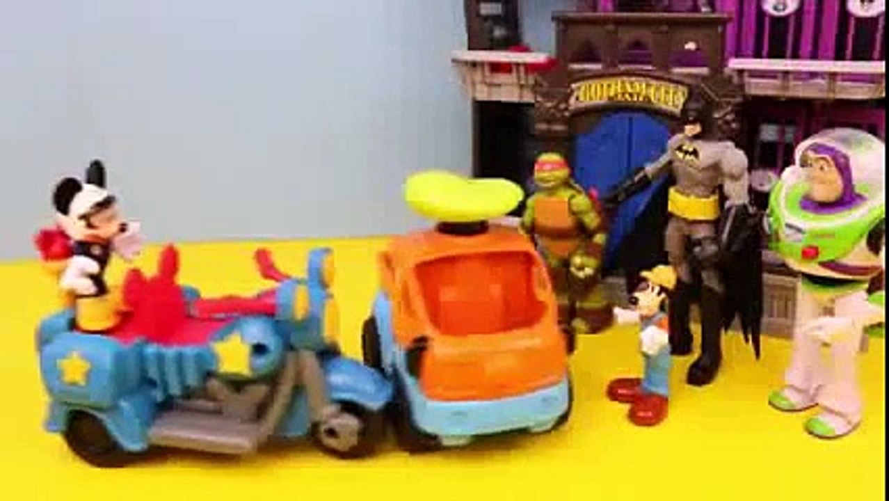 Mickey Mouse Clubhouse Batman Superheroes Ninja Turtle Buzz Lightyear Goofy Pizza Toss