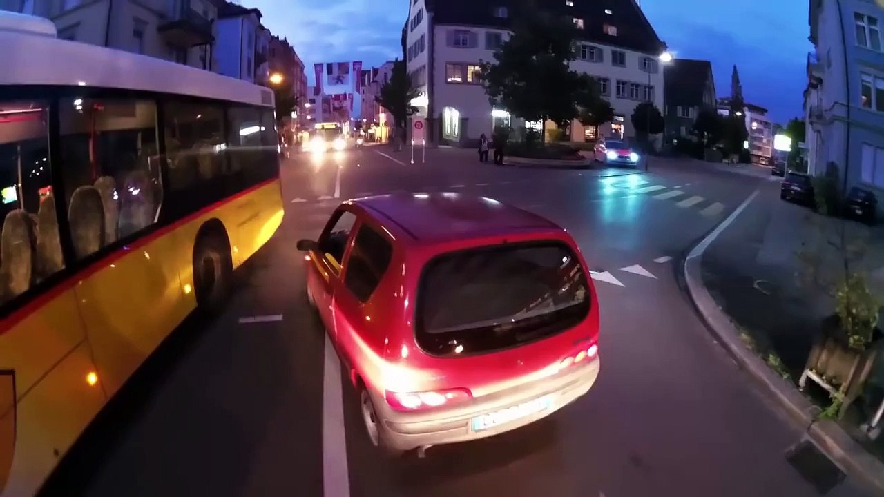 Un motard Suisse poursuivi par la police se fait percuter volontairement
