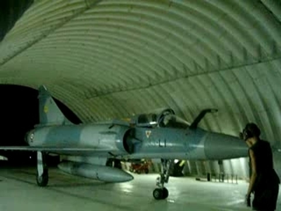 MIRAGE 2000 DEPART HANGAR
