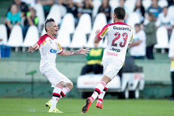 Flamengo vence Coritiba e deixa zona de degola