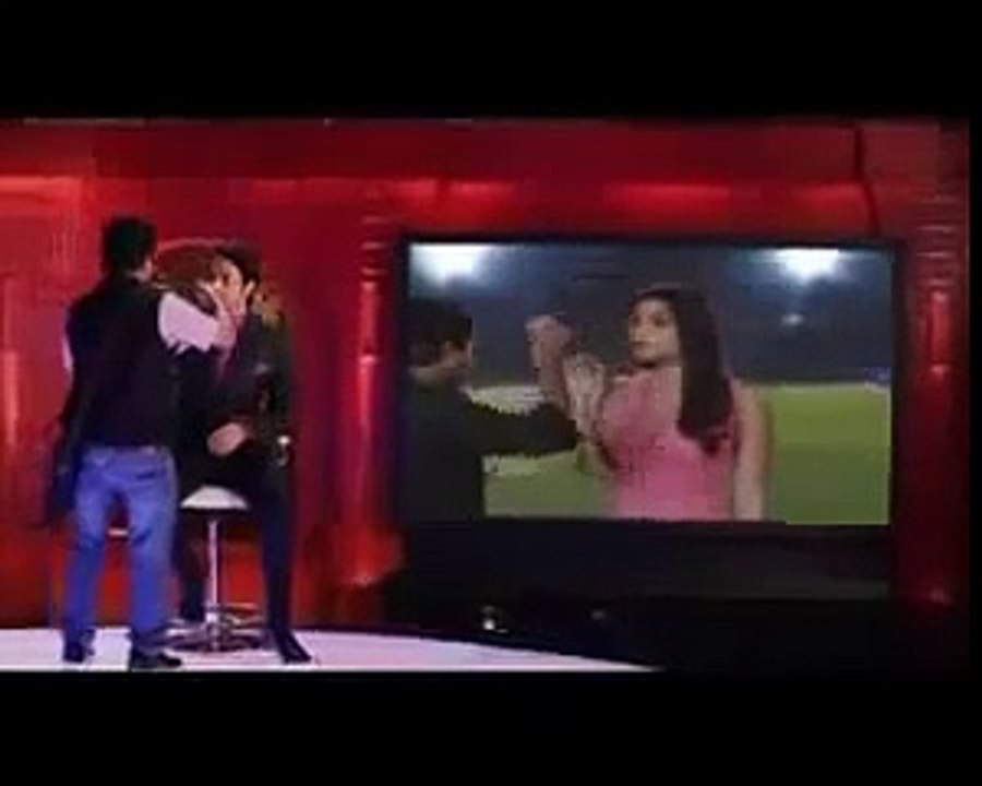 3آئی پی ایل لائیو میچ کے دوران کیمرامین کیمرا بینڈ کرنا بھول گیا اور آگے کیا کچھ ہوگیا؟ ویڈیو دیکھیں