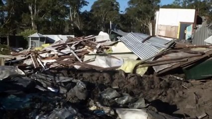 Coup de folie :  un homme détruit des maisons avec un bulldozer en Australie
