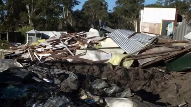 Coup de folie : un homme détruit des maisons avec un bulldozer en Australie