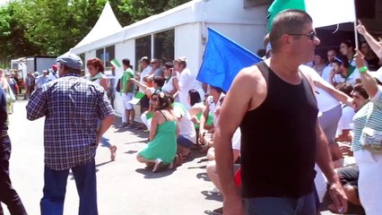 Les joueurs de Peyrehorade traversent une haie de supporters