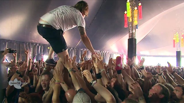 Un chanteur attrape une bière en faisant du crowdwalking