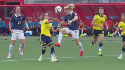 L'incroyable main non sifflée pour les Bleues !