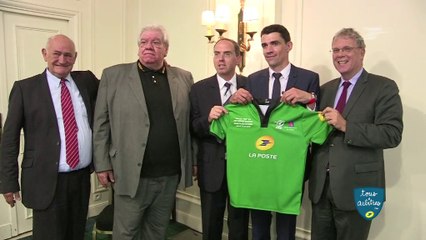 Finale 2015 du #TOP 14 : Remise officielle du maillot à Pascal Gaüzere, en présence de ses pairs