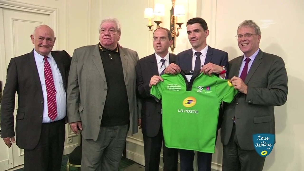Finale 2015 du #TOP 14 : Remise officielle du maillot à Pascal Gaüzere, en présence de ses pairs