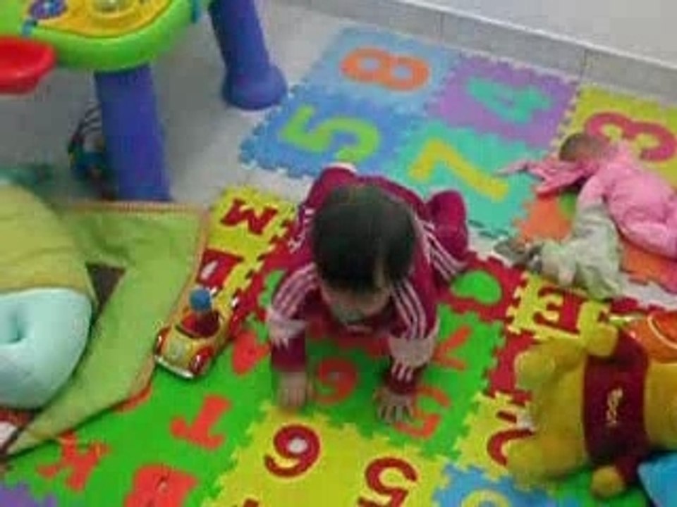 Jade 1 ans me montre un 8