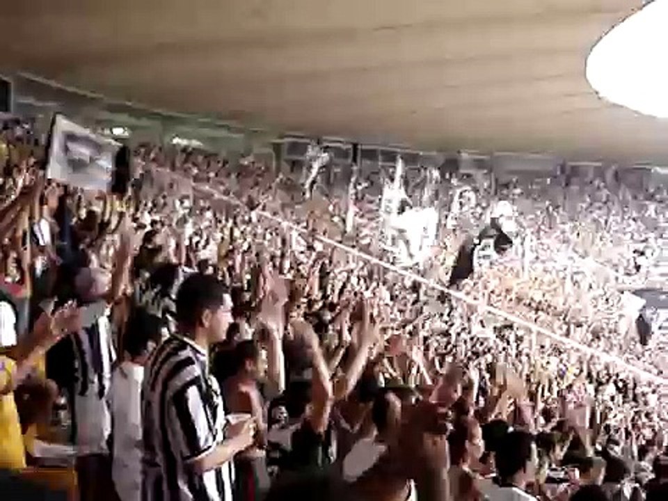 Torcida do Botafogo cantando o hino
