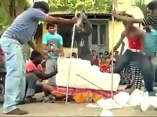 Rozi ki khatar kia kuch karna parta hai