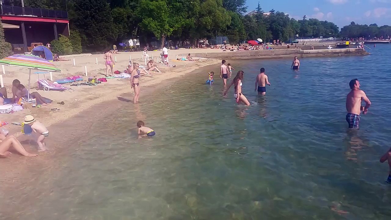 Des Bosniens (bolosses) jouent au frisbee