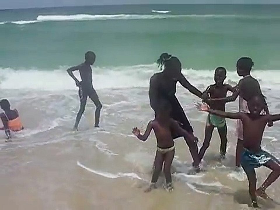 Niños en la playa de Nouakchott(Mauritania)
