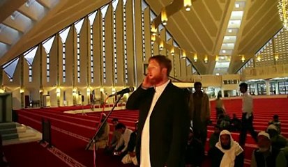 Video herunterladen: Azan By One British Muslim converted to ISLAM, Must Listen !!!