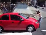 esposa encuentra a su marido con otra en el carro. y mira lo que pasa.