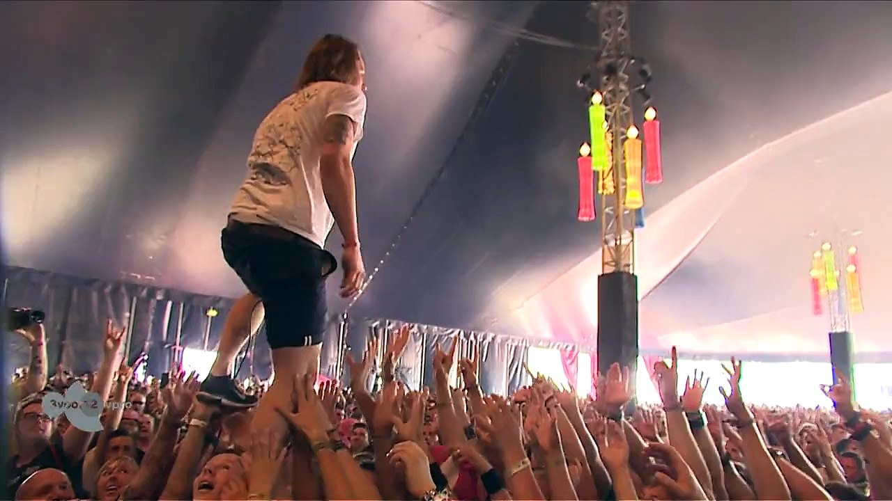 Singer catches beer while crowd walking, and drinks it!
