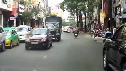 Cướp giật táo bạo giữa đường Sài Gòn