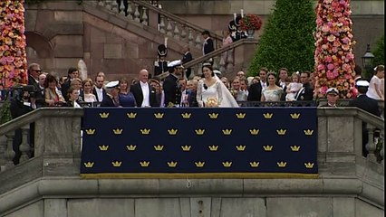 نجل ملك السويد يتزوج نجمة سابقة في برامج تلفزيون الواقع